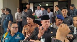 Walikota Bekasi Tri Adhianto saat di wawancarai awak media di depan Gedung DPRD Kota Bekasi, pada Selasa 3 Maret 2025.