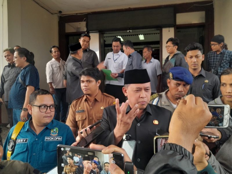 Walikota Bekasi Tri Adhianto saat di wawancarai awak media di depan Gedung DPRD Kota Bekasi, pada Selasa 3 Maret 2025.