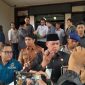 Walikota Bekasi Tri Adhianto saat di wawancarai awak media di depan Gedung DPRD Kota Bekasi, pada Selasa 3 Maret 2025.