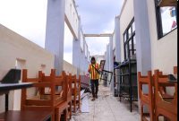 : Bencana Hidrometeologi yang terjadi di Desa Telajung Kecamatan Cikarang Barat, mengakibatkan 3 atap ruang kelas SDN Telajung 04 rusak parah. Selasa, (18/03/2025). FOTO : Endar Raziq B/Newsroom Diskominfosantik Kabupaten Bekasi.