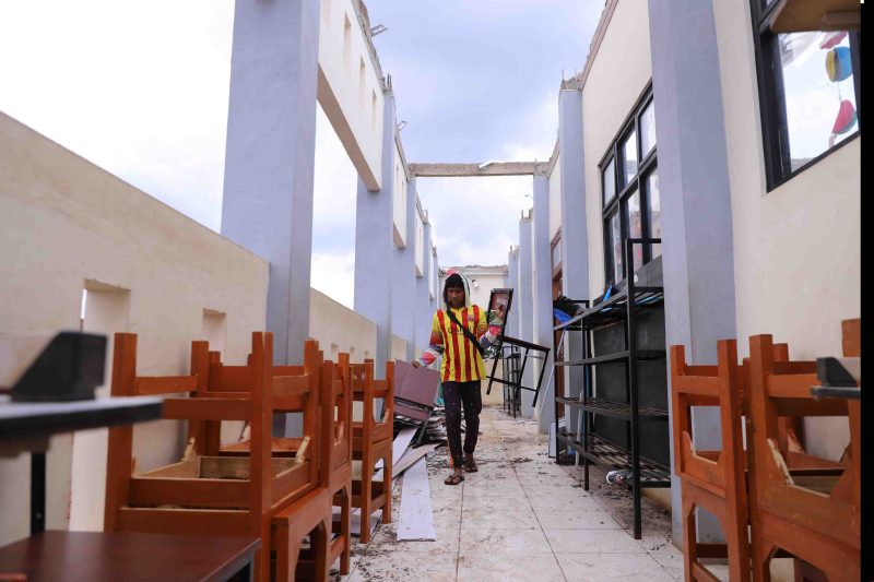 : Bencana Hidrometeologi yang terjadi di Desa Telajung Kecamatan Cikarang Barat, mengakibatkan 3 atap ruang kelas SDN Telajung 04 rusak parah. Selasa, (18/03/2025). FOTO : Endar Raziq B/Newsroom Diskominfosantik Kabupaten Bekasi.