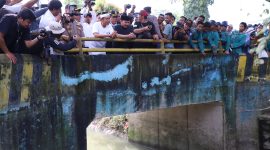 Bupati Bekasi Ade Kuswara Kunang mendampingi Gubernur Jawa Barat Dedy Mulyadi, Melihat secara langsung proses pembongkaran bangunan liar yang berada disepanjang bantaran kali sepak Desa Srijaya, Kecamatan Tambun Utara. Jum'at, (14/03/2025).