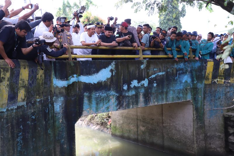 Bupati Bekasi Ade Kuswara Kunang mendampingi Gubernur Jawa Barat Dedy Mulyadi, Melihat secara langsung proses pembongkaran bangunan liar yang berada disepanjang bantaran kali sepak Desa Srijaya, Kecamatan Tambun Utara. Jum'at, (14/03/2025).