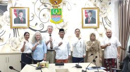 Wakil Bupati Bekasi Asep Surya Atmaja didampingi Elder (Ketiga Kiri) and Sister Levesque (Kedua Kiri) Salt Lake City, Utah, Amerika Serikat usai Audiensi Kemanusiaan di Ruang Rapat Bupati, Gedung Bupati, Komplek Pemkab Bekasi.