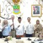 Wakil Bupati Bekasi Asep Surya Atmaja didampingi Elder (Ketiga Kiri) and Sister Levesque (Kedua Kiri) Salt Lake City, Utah, Amerika Serikat usai Audiensi Kemanusiaan di Ruang Rapat Bupati, Gedung Bupati, Komplek Pemkab Bekasi.