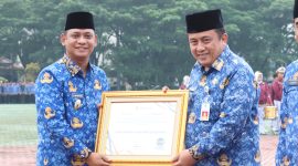 Pemerintah Kabupaten Bekasi berhasil meraih penghargaan dari Ombudsman Republik Indonesia dalam penilaian kepatuhan penyelenggaraan pelayanan publik tahun 2024. Penghargaan tersebut secara simbolis diserahkan oleh Wakil Bupati Bekasi, Asep Surya Atmaja, kepada Sekretaris Daerah, Dedy Supriyadi, dalam Upacara Korpri di Plaza Pemkab Cikarang Pusat, Senin (17/03/2025).