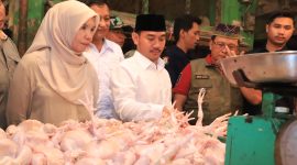 Menjelang Hari Raya Idul Fitri, Bupati Bekasi Ade Kuswara Kunang melakukan inspeksi ke Pasar Cibarusah pada Jumat (28/03/2025).