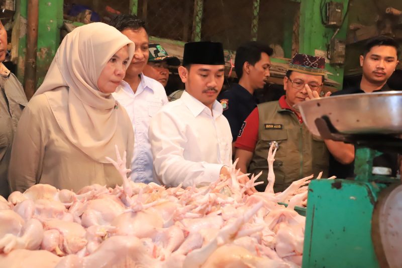 Menjelang Hari Raya Idul Fitri, Bupati Bekasi Ade Kuswara Kunang melakukan inspeksi ke Pasar Cibarusah pada Jumat (28/03/2025).