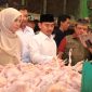Menjelang Hari Raya Idul Fitri, Bupati Bekasi Ade Kuswara Kunang melakukan inspeksi ke Pasar Cibarusah pada Jumat (28/03/2025).