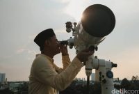 Petugas Masjid Al-Musyariin mengamati posisi hilal menggunakan teropong saat Rukyatul Hilal di Jakarta Barat, Minggu (1/5/2022). Foto: Grandyos Zafna

Baca artikel detikhikmah, 