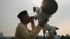 Petugas Masjid Al-Musyariin mengamati posisi hilal menggunakan teropong saat Rukyatul Hilal di Jakarta Barat, Minggu (1/5/2022). Foto: Grandyos Zafna

Baca artikel detikhikmah, 