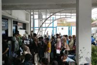 Program pemutihan pajak kendaraan yang diselenggarakan oleh Badan Pendapatan Daerah (Bapenda) Jawa Barat mendapat sambutan antusias dari masyarakat. Sejak pagi, ribuan warga memadati kantor Sistem Administrasi Manunggal Satu Atap (Samsat) Kabupaten Bekasi untuk memanfaatkan program tersebut. 