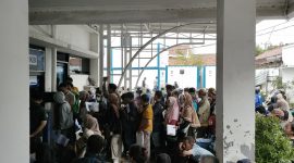 Program pemutihan pajak kendaraan yang diselenggarakan oleh Badan Pendapatan Daerah (Bapenda) Jawa Barat mendapat sambutan antusias dari masyarakat. Sejak pagi, ribuan warga memadati kantor Sistem Administrasi Manunggal Satu Atap (Samsat) Kabupaten Bekasi untuk memanfaatkan program tersebut. 