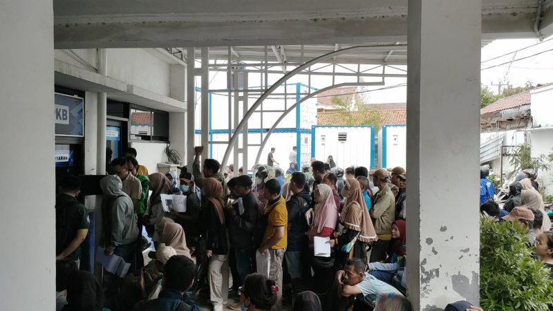 Program pemutihan pajak kendaraan yang diselenggarakan oleh Badan Pendapatan Daerah (Bapenda) Jawa Barat mendapat sambutan antusias dari masyarakat. Sejak pagi, ribuan warga memadati kantor Sistem Administrasi Manunggal Satu Atap (Samsat) Kabupaten Bekasi untuk memanfaatkan program tersebut. 