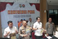 PEMERASAN : Polres Metro Bekasi mengungkap pelaku pemerasan yang mengatasnamakan pegawai pemerintah daerah bukan bagian dari UPTD Pasar Induk Cibitung.