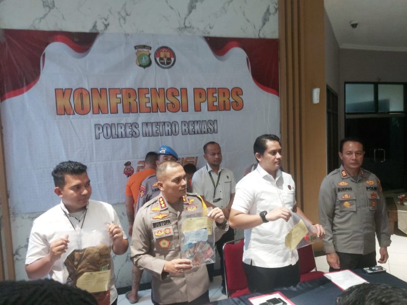PEMERASAN : Polres Metro Bekasi mengungkap pelaku pemerasan yang mengatasnamakan pegawai pemerintah daerah bukan bagian dari UPTD Pasar Induk Cibitung.