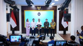 Menteri Sekretaris Negara Prasetyo Hadi beserta menteri dan pihak terkait menyampaikan keterangan pers terkait Sritex di Istana Kepresidenan Jakarta, Senin, 3 Maret 2025. (Foto: BPMI Setpres)