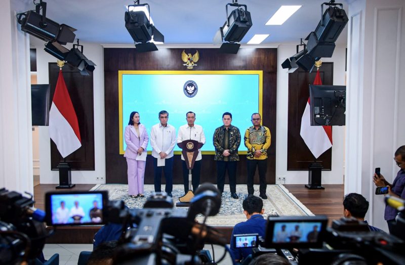 Menteri Sekretaris Negara Prasetyo Hadi beserta menteri dan pihak terkait menyampaikan keterangan pers terkait Sritex di Istana Kepresidenan Jakarta, Senin, 3 Maret 2025. (Foto: BPMI Setpres)