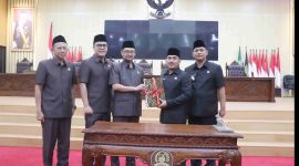 Budi MM, Aria Dwi Nugraha, Ade Sukron serahkan Nota Penjelasan dalam Sidang Paripurna DPRD Kabupaten Bekasi kepada Bupati Bekasi Ade Kuswara Kunang dan Wakil Bupati Bekasi Asep Surya Atmaja, Kamis (06/03/2025). 