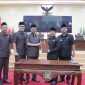 Budi MM, Aria Dwi Nugraha, Ade Sukron serahkan Nota Penjelasan dalam Sidang Paripurna DPRD Kabupaten Bekasi kepada Bupati Bekasi Ade Kuswara Kunang dan Wakil Bupati Bekasi Asep Surya Atmaja, Kamis (06/03/2025). 