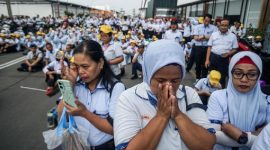 Buruh dan karyawan mendengarkan pidato dari direksi perusahaan di Pabrik Sri Rejeki Isman Tbk (Sritex) di Sukoharjo, Jawa Tengah, 28 Februari 2025. Dinas Tenaga Kerja dan Transmigrasi (Disnakertrans) Jawa Tengah mencatat 10.965 buruh dan karyawan di empat perusahaan terdampak Pemutusan Hubungan Kerja (PHK) PT. Sritex Tbk setelah diputus pailit oleh Pengadilan Niaga. Antara/Mohammad Ayudha