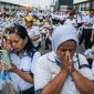 Buruh dan karyawan mendengarkan pidato dari direksi perusahaan di Pabrik Sri Rejeki Isman Tbk (Sritex) di Sukoharjo, Jawa Tengah, 28 Februari 2025. Dinas Tenaga Kerja dan Transmigrasi (Disnakertrans) Jawa Tengah mencatat 10.965 buruh dan karyawan di empat perusahaan terdampak Pemutusan Hubungan Kerja (PHK) PT. Sritex Tbk setelah diputus pailit oleh Pengadilan Niaga. Antara/Mohammad Ayudha