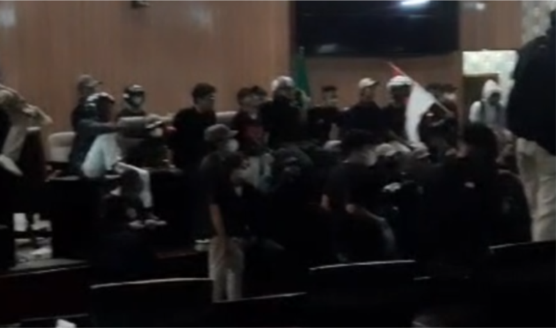 Vandalisme : Massa Aksi Duduki Ruang Paripurna DPRD Kota Bekasi (doc.carm)