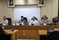 RAPAT PERSIAPAN: Bupati Bekasi, Ade Kuswara Kunang didampingi Wakil Bupati, Asep Surya Atmaja saat memimpin rapat persiapan penertiban bangunan liar di Bantaran Bendung Pintu Air Bendung Sungai Hulu (BSH) 0 Kali Cikarang dan Kali Cikarang Bekasi Laut (CBL) di Ruang Rapat KH Makmun Nawawi, Gedung Bupati, Komplek Pemkab Bekasi pada Kamis (09/04/2025). 