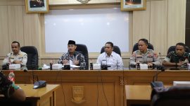RAPAT PERSIAPAN: Bupati Bekasi, Ade Kuswara Kunang didampingi Wakil Bupati, Asep Surya Atmaja saat memimpin rapat persiapan penertiban bangunan liar di Bantaran Bendung Pintu Air Bendung Sungai Hulu (BSH) 0 Kali Cikarang dan Kali Cikarang Bekasi Laut (CBL) di Ruang Rapat KH Makmun Nawawi, Gedung Bupati, Komplek Pemkab Bekasi pada Kamis (09/04/2025). 