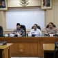 RAPAT PERSIAPAN: Bupati Bekasi, Ade Kuswara Kunang didampingi Wakil Bupati, Asep Surya Atmaja saat memimpin rapat persiapan penertiban bangunan liar di Bantaran Bendung Pintu Air Bendung Sungai Hulu (BSH) 0 Kali Cikarang dan Kali Cikarang Bekasi Laut (CBL) di Ruang Rapat KH Makmun Nawawi, Gedung Bupati, Komplek Pemkab Bekasi pada Kamis (09/04/2025). 
