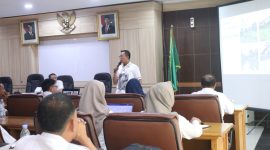  Dinas Lingkungan Hidup (DLH) Kabupaten Bekasi mengajak 23 kecamatan untuk berkolaborasi secara aktif dalam menangani permasalahan sampah di wilayah masing-masing. Ajakan tersebut disampaikan Kepala DLH Kabupaten Bekasi, Syafri Donny Sirait, dalam rapat minggon kecamatan yang diselenggarakan di Ruang KH. R. Ma’mun Nawawi, Gedung Bupati, Kompleks Pemerintah Kabupaten Bekasi, Cikarang Pusat, pada Rabu (09/04/2025). 
