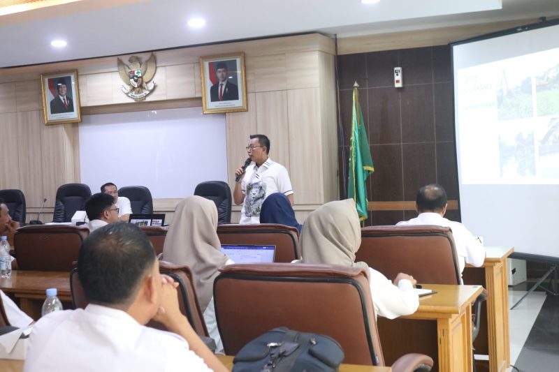  Dinas Lingkungan Hidup (DLH) Kabupaten Bekasi mengajak 23 kecamatan untuk berkolaborasi secara aktif dalam menangani permasalahan sampah di wilayah masing-masing. Ajakan tersebut disampaikan Kepala DLH Kabupaten Bekasi, Syafri Donny Sirait, dalam rapat minggon kecamatan yang diselenggarakan di Ruang KH. R. Ma’mun Nawawi, Gedung Bupati, Kompleks Pemerintah Kabupaten Bekasi, Cikarang Pusat, pada Rabu (09/04/2025). 