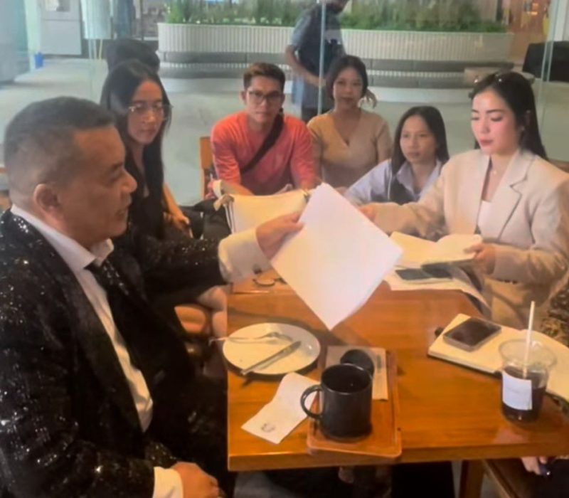 pengacara kondang Hotman Paris membantu korban karyawan PHK.