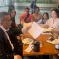 pengacara kondang Hotman Paris membantu korban karyawan PHK.