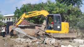 Pemerintah Kabupaten Bekasi membongkar 37 bangunan liar yang tersebar di tiga kecamatan, yakni Cikarang Utara, Cibitung, dan Cikarang Barat, pada Rabu (16/4/2025). Foto : Tata Jaelani.