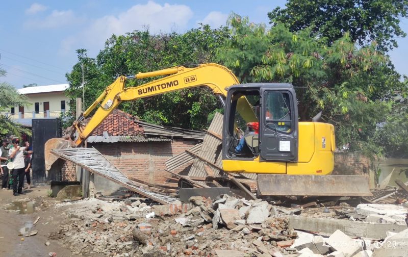 Pemerintah Kabupaten Bekasi membongkar 37 bangunan liar yang tersebar di tiga kecamatan, yakni Cikarang Utara, Cibitung, dan Cikarang Barat, pada Rabu (16/4/2025). Foto : Tata Jaelani.