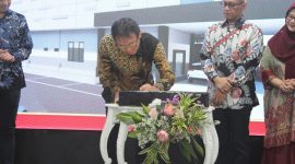 Prasasti: Mr. Atsushi Kurita as President Director mendatangani prasasti dalam peresmian grand opening bengkel Body & Cat Mitsubishi Mustika Prima Berlian, pada Kamis 17 April 2025.