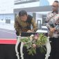 Prasasti: Mr. Atsushi Kurita as President Director mendatangani prasasti dalam peresmian grand opening bengkel Body & Cat Mitsubishi Mustika Prima Berlian, pada Kamis 17 April 2025.