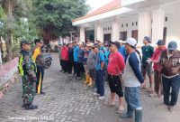 Pemerintah Desa Muktiwari, Bimaspol, Babinsa dan jajaran RT RW lakukan pembersihan sampah dan pomotongan rumput di jalur jalan CBL, pada Minggu (20/04/2025) pagi.