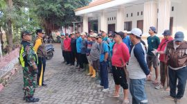 Pemerintah Desa Muktiwari, Bimaspol, Babinsa dan jajaran RT RW lakukan pembersihan sampah dan pomotongan rumput di jalur jalan CBL, pada Minggu (20/04/2025) pagi.