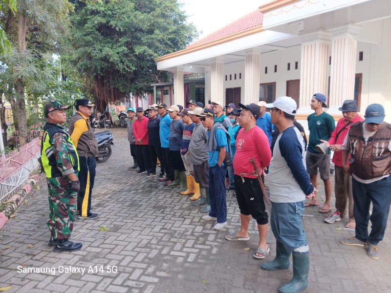 Pemerintah Desa Muktiwari, Bimaspol, Babinsa dan jajaran RT RW lakukan pembersihan sampah dan pomotongan rumput di jalur jalan CBL, pada Minggu (20/04/2025) pagi.