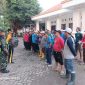 Pemerintah Desa Muktiwari, Bimaspol, Babinsa dan jajaran RT RW lakukan pembersihan sampah dan pomotongan rumput di jalur jalan CBL, pada Minggu (20/04/2025) pagi.
