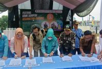 Penandatanganan: Penandatanganan surat (prasasti) deklarasi komitmen bersama bank sampah se-kecamatan Cibitung, pada Selasa 22 April 2025.