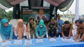 Penandatanganan: Penandatanganan surat (prasasti) deklarasi komitmen bersama bank sampah se-kecamatan Cibitung, pada Selasa 22 April 2025.