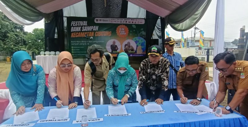 Penandatanganan: Penandatanganan surat (prasasti) deklarasi komitmen bersama bank sampah se-kecamatan Cibitung, pada Selasa 22 April 2025.