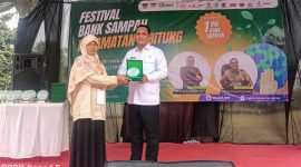 Wakil Bupati Bekasi Asep Surya Atmaja mengapresiasi pelaksanaan Festival Bank Sampah se-Kecamatan Cibitung yang digelar untuk memperingati Hari Bumi 2025.