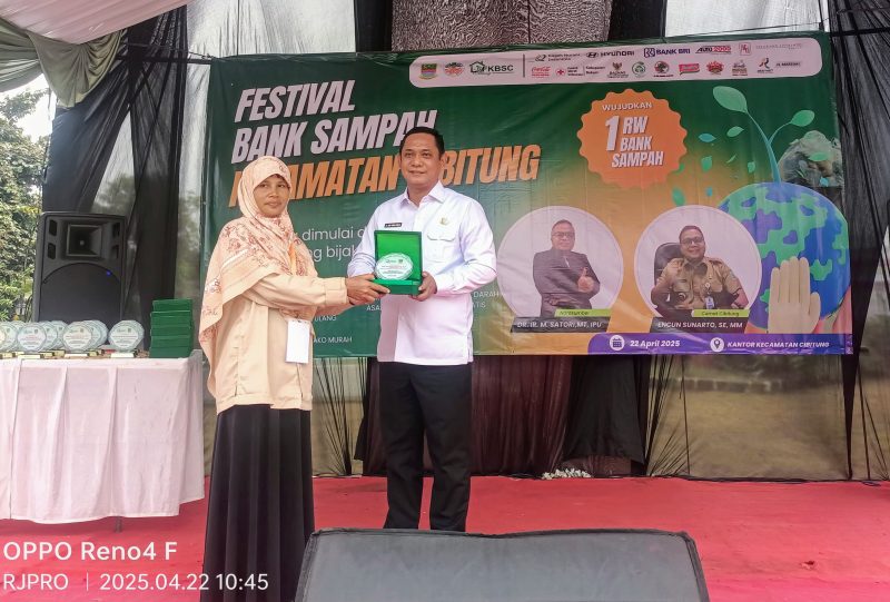 Wakil Bupati Bekasi Asep Surya Atmaja mengapresiasi pelaksanaan Festival Bank Sampah se-Kecamatan Cibitung yang digelar untuk memperingati Hari Bumi 2025.