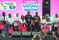 FOTO 1 : Chief of Region West Indonesia XLSMART, Winetou Lubis (kelima dari kiri) dan Regional Head Jabo XLSMART, Muhammad Ilham (keempat dari kanan bertopi), saat menyerahkan donasi Corporate Social Responsibility (CSR) berupa wifi paket internet kepada Komunitas Teman Tuli di acara Smartfren Festival Rakyat 2025. Acara musik spektakuler ini, berhasil menarik perhatian lebih dari 15 ribu penonton. Festival yang digelar di Otopark Sentul Circuit, Kabupaten Bogor, Jawa Barat, Sabtu (19/4/2025).