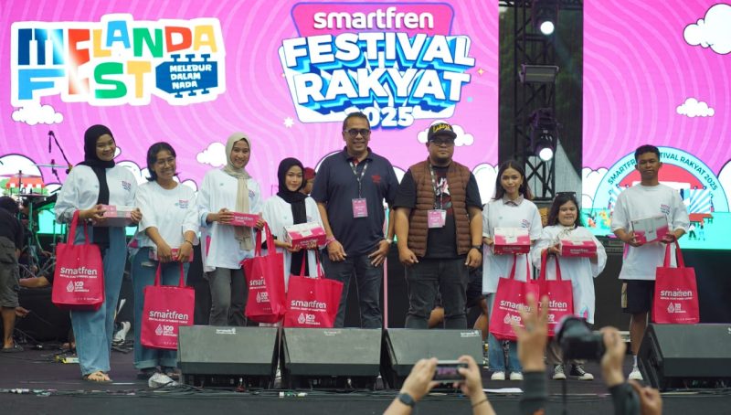FOTO 1 : Chief of Region West Indonesia XLSMART, Winetou Lubis (kelima dari kiri) dan Regional Head Jabo XLSMART, Muhammad Ilham (keempat dari kanan bertopi), saat menyerahkan donasi Corporate Social Responsibility (CSR) berupa wifi paket internet kepada Komunitas Teman Tuli di acara Smartfren Festival Rakyat 2025. Acara musik spektakuler ini, berhasil menarik perhatian lebih dari 15 ribu penonton. Festival yang digelar di Otopark Sentul Circuit, Kabupaten Bogor, Jawa Barat, Sabtu (19/4/2025).