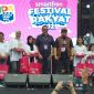FOTO 1 : Chief of Region West Indonesia XLSMART, Winetou Lubis (kelima dari kiri) dan Regional Head Jabo XLSMART, Muhammad Ilham (keempat dari kanan bertopi), saat menyerahkan donasi Corporate Social Responsibility (CSR) berupa wifi paket internet kepada Komunitas Teman Tuli di acara Smartfren Festival Rakyat 2025. Acara musik spektakuler ini, berhasil menarik perhatian lebih dari 15 ribu penonton. Festival yang digelar di Otopark Sentul Circuit, Kabupaten Bogor, Jawa Barat, Sabtu (19/4/2025).
